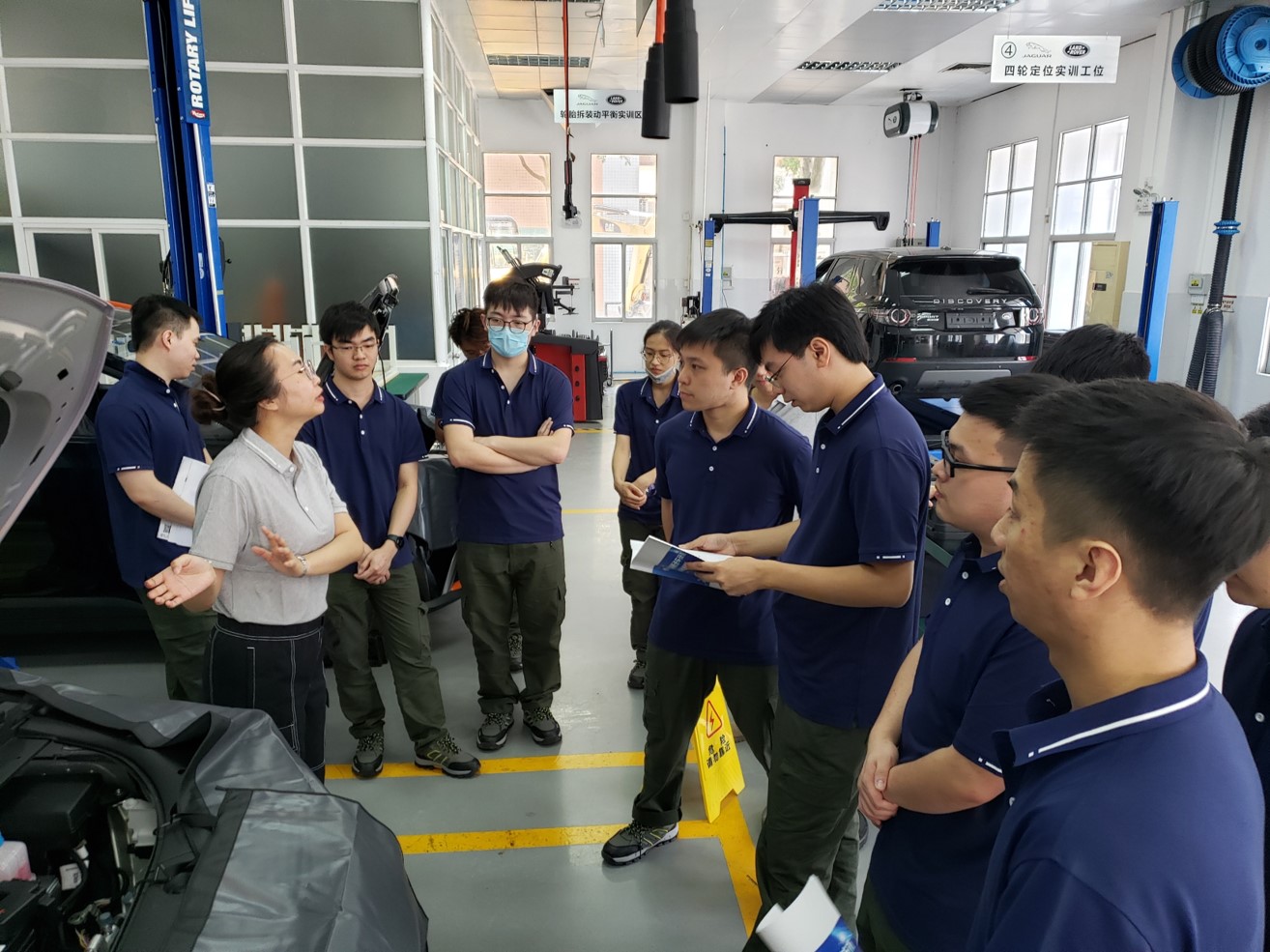 学员学习电动汽车技术的情况。