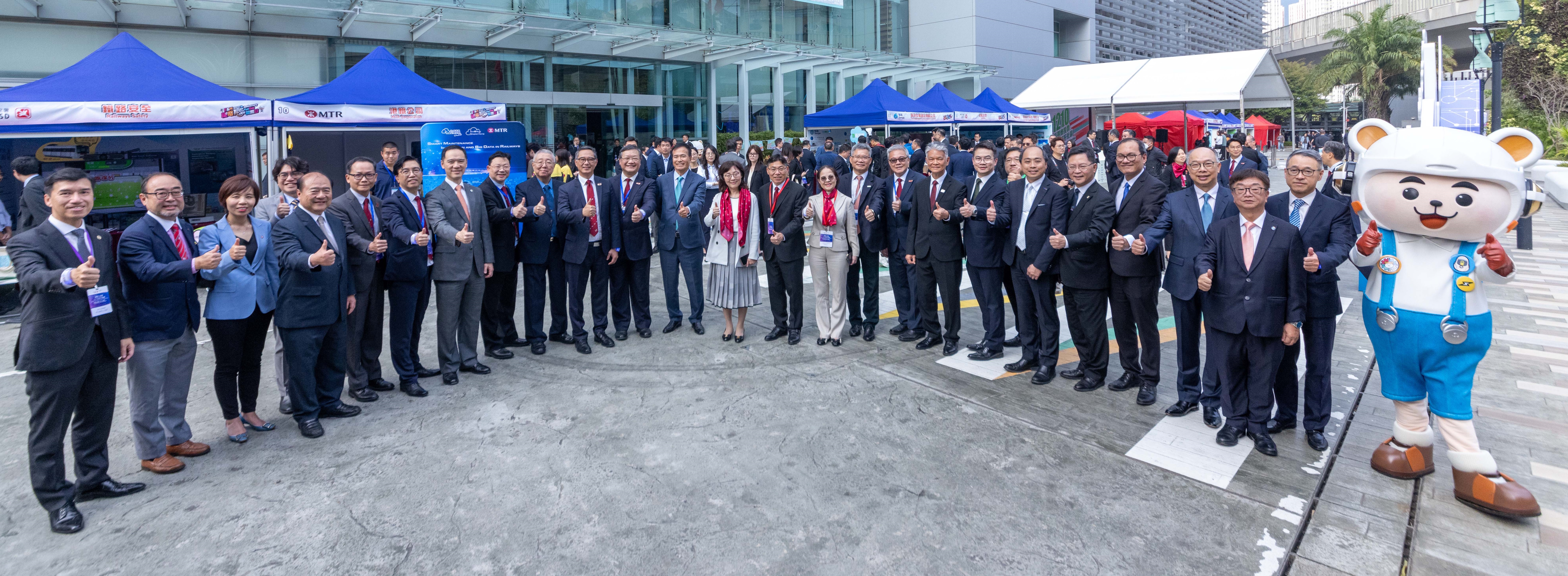 The guests, accompanied by Mr. Pang Yiu-hung, Director of Electrical and Mechanical Services (12th left), visited the exhibition booths of the E&M industry.